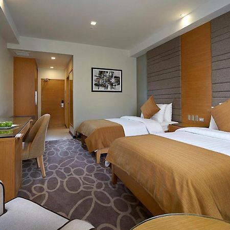 Berjaya Makati Hotel Makati City Exteriör bild