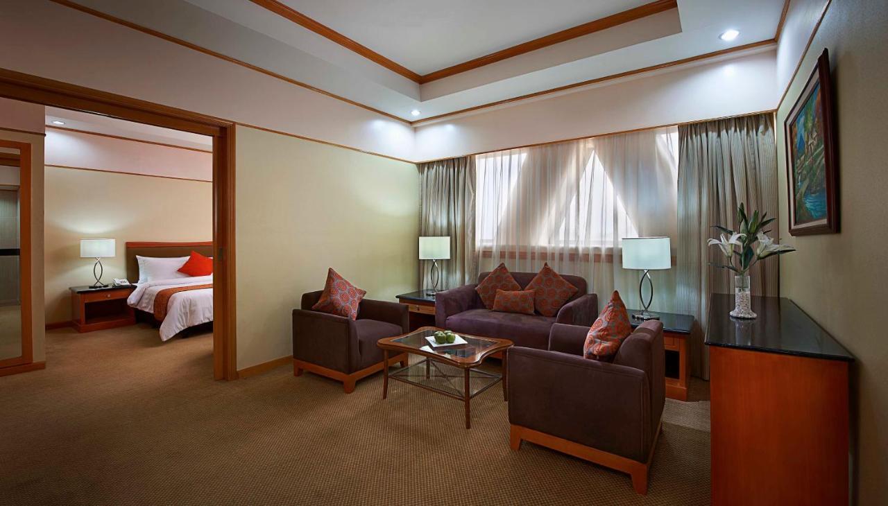 Berjaya Makati Hotel Makati City Exteriör bild