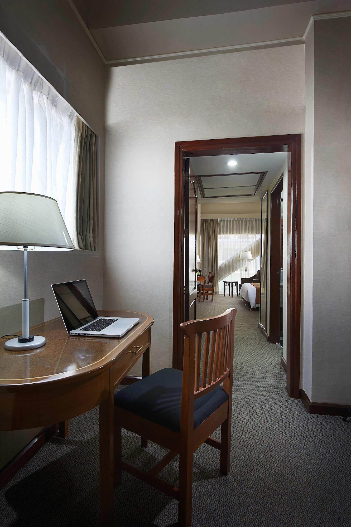 Berjaya Makati Hotel Makati City Exteriör bild