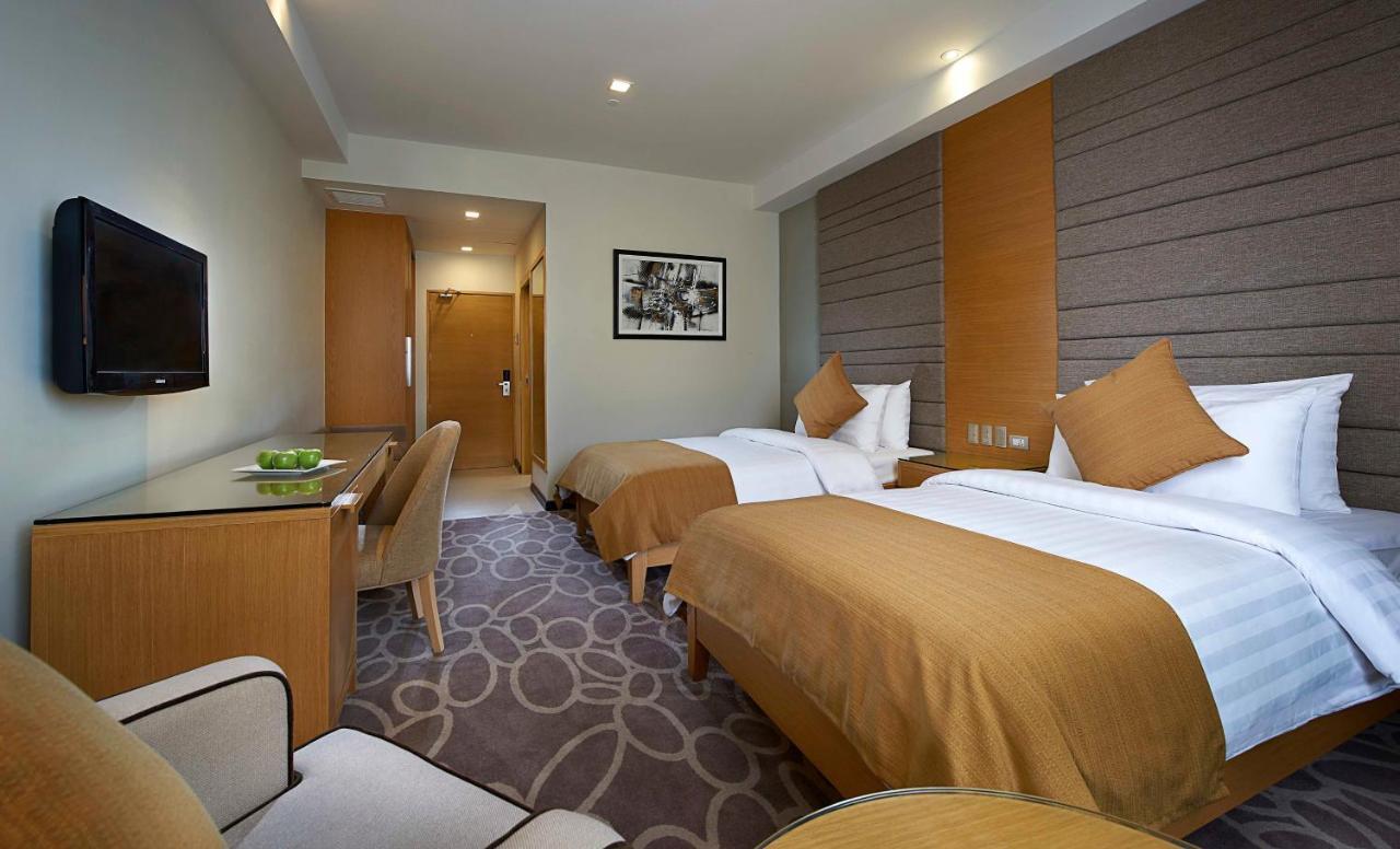 Berjaya Makati Hotel Makati City Exteriör bild